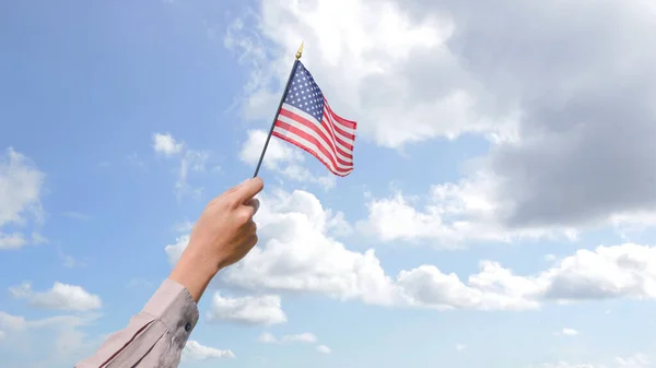 Menselijke Hand Die Amerikaanse Vlag Vasthoudt Memorial Day Concept — Stockfoto