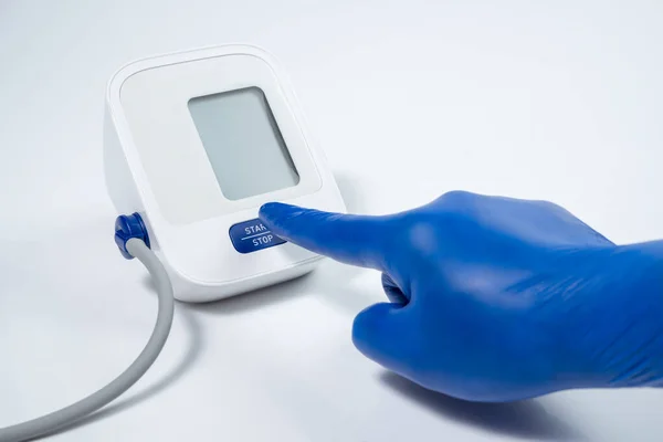 Médico Que Usa Presión Arterial Con Monitor Digital — Foto de Stock