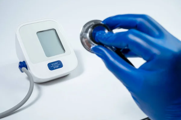 Lekarz Stosujący Ciśnienie Krwi Cyfrowym Monitorem — Zdjęcie stockowe