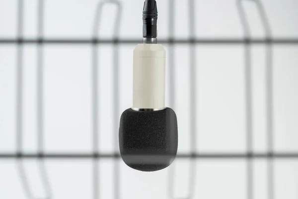 Микрофон Висящий Внутри Клетки Изолирован Белом Фоне — стоковое фото
