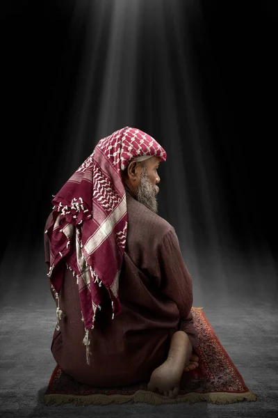 Hombre Musulmán Con Barba Vestida Keffiyeh Con Agal Posición Oración — Foto de Stock