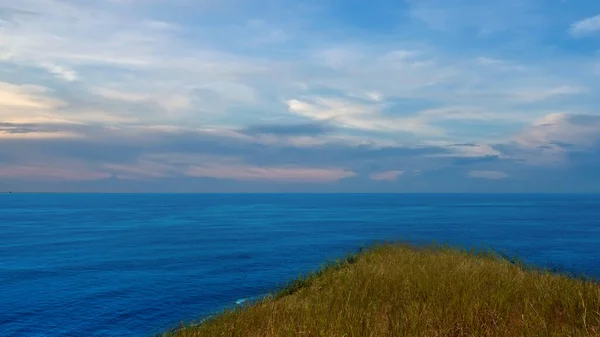 Piękny Widok Jezioro Niebieskim Tle Nieba — Zdjęcie stockowe