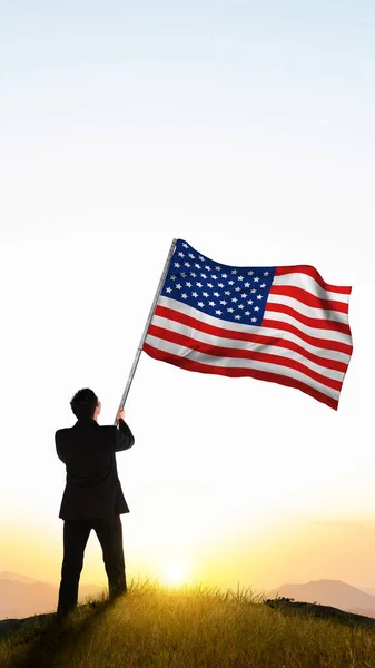 Pandangan Belakang Seorang Pengusaha Memegang Bendera Nasional Amerika Konsep Hari — Stok Foto
