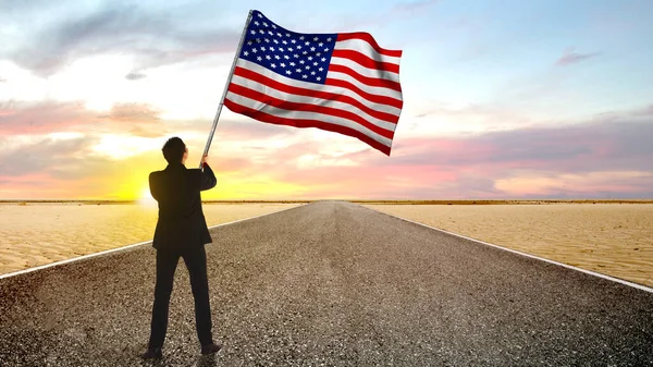 アメリカ国旗を掲揚する実業家の後見人 記念の日のコンセプト — ストック写真