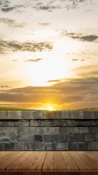 日没の空を背景に草原の景色を望む木製の床 — ストック写真