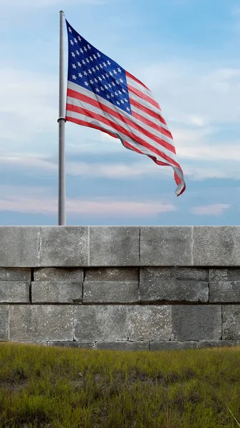 Американський Національний Прапор Махає Небі Концепція Дня Спомину — стокове фото