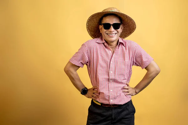 Muž Košilí Nosí Sluneční Brýle Klobouk Stojící Barevném Pozadí — Stock fotografie