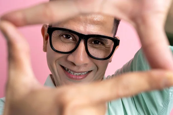 Muž Brýlemi Košilí Stojící Barevném Pozadí — Stock fotografie