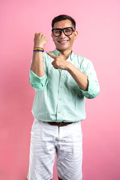 Mann Mit Brille Und Hemd Mit Regenbogenarmband Auf Farbigem Hintergrund — Stockfoto