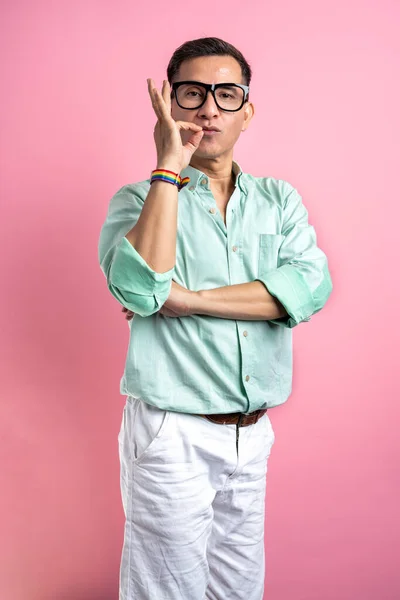 Muž Brýlemi Košilí Duhovým Náramkem Barevném Pozadí — Stock fotografie