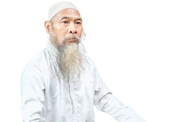 白い背景に白いキャップを身に着けている髭のあるイスラム教徒の男 — ストック写真