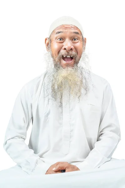 Homme Musulman Avec Une Barbe Portant Une Casquette Blanche Isolée — Photo