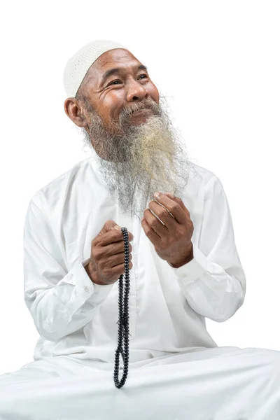 Homem Muçulmano Com Uma Barba Vestindo Boné Branco Orando Com — Fotografia de Stock
