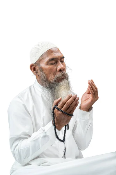 Muslim Pria Dengan Jenggot Mengenakan Topi Putih Berdoa Dengan Tasbih — Stok Foto