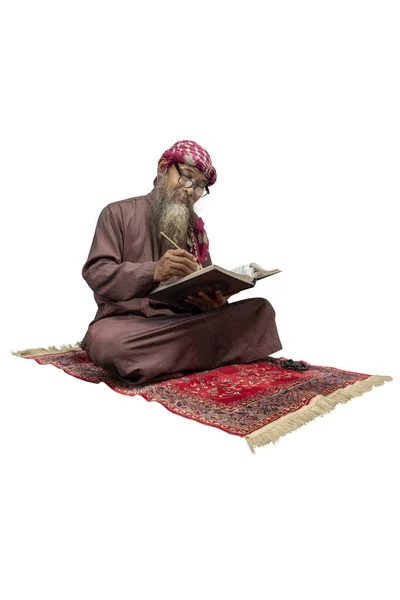 Muslimský Muž Vousy Sobě Keffiyeh Agal Posezení Čtení Koránu Modlitebním — Stock fotografie