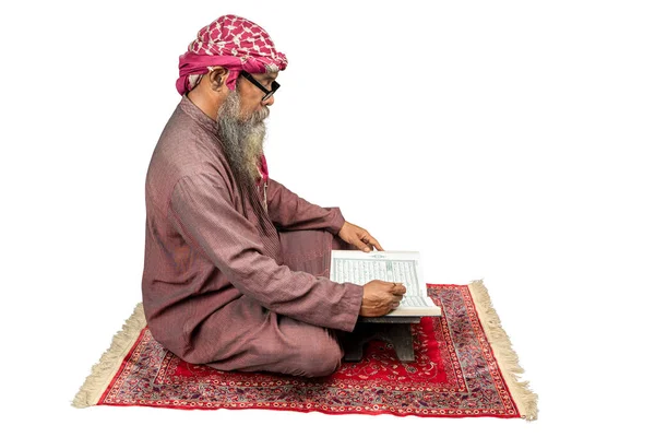 Muszlim Férfi Szakállal Visel Keffiyeh Agal Olvassa Koránt Imádság Szőnyeg — Stock Fotó
