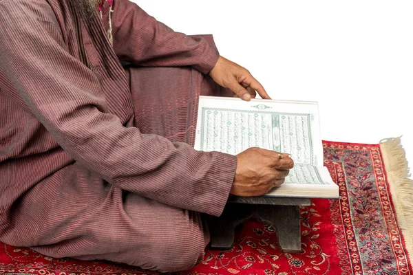Muslim Man Sitting Reading Quran Prayer Rug Isolated White Background — Stock Photo, Image