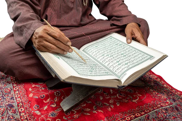 Homme Musulman Assis Lisant Coran Sur Tapis Prière Isolé Sur — Photo