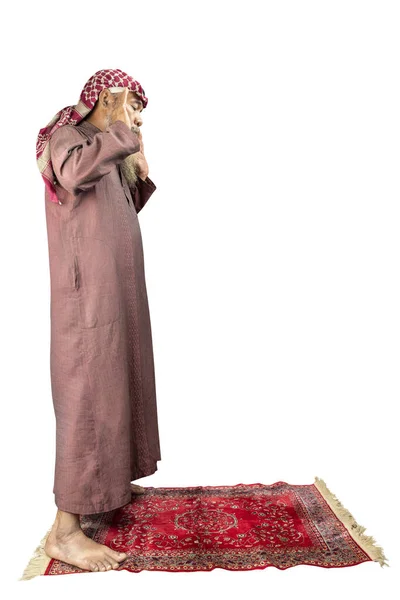 Muzułmanin Brodą Noszący Keffiyeh Agalem Pozycji Modlitewnej Salat Dywanie Modlitewnym — Zdjęcie stockowe