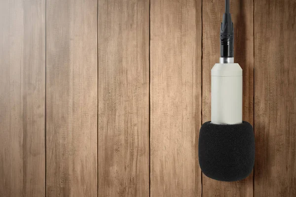 Mikrofon Zavěšený Dřevěném Pozadí Koncept Světového Dne Svobody Tisku — Stock fotografie