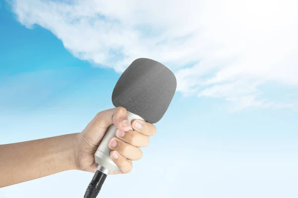 Die Menschliche Hand Hält Ein Mikrofon Konzept Zum Welttag Der — Stockfoto