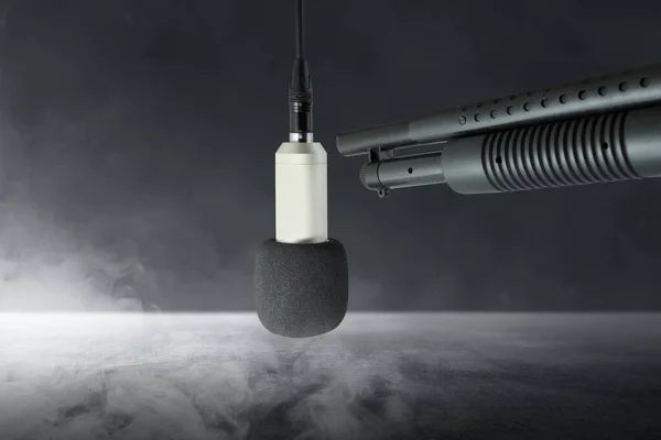 Gewehr Zielt Auf Mikrofon Konzept Zum Welttag Der Pressefreiheit — Stockfoto