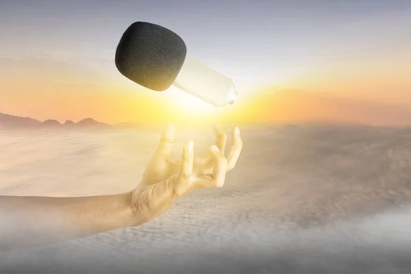 Eine Menschliche Hand Versucht Ein Mikrofon Erreichen Konzept Zum Welttag — Stockfoto