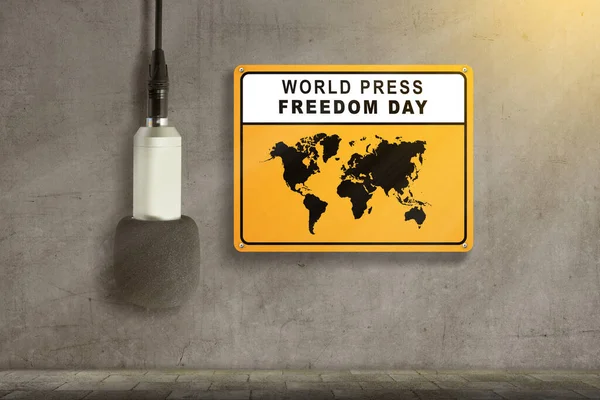 Mikrofon Hängande Med Vägg Bakgrund Begreppet Pressfrihet Världen — Stockfoto