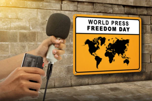 人的手拿着话筒和录音装置 世界新闻自由日的概念 — 图库照片