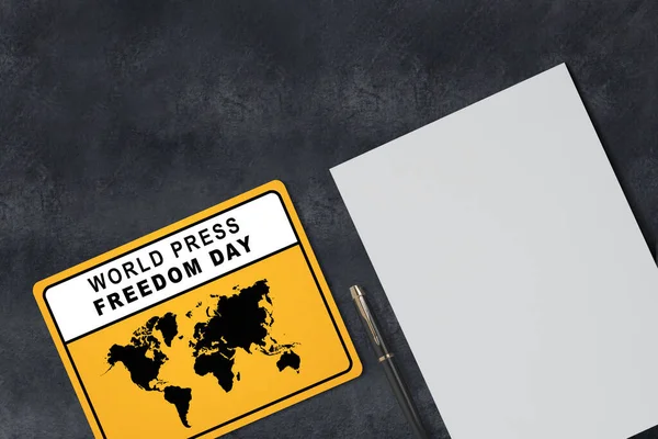 ペンと紙 世界報道の自由の日のコンセプト — ストック写真