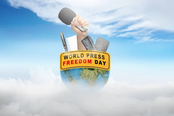 Människans Hand Håller Mikrofon Begreppet Pressfrihet Världen — Stockfoto