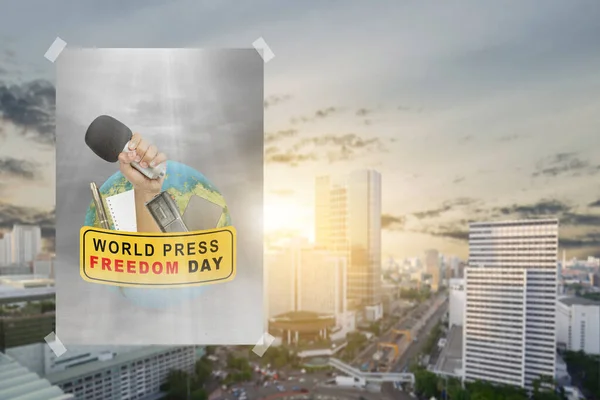 Människans Hand Håller Mikrofon Begreppet Pressfrihet Världen — Stockfoto