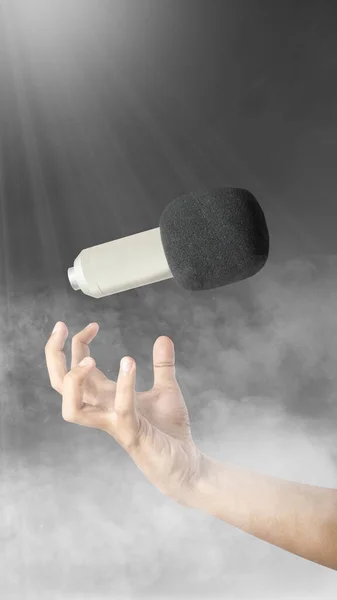 Lidská Ruka Snaží Dostat Mikrofonu Koncept Světového Dne Svobody Tisku — Stock fotografie