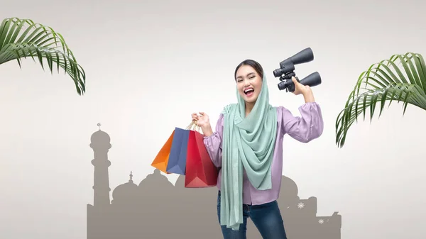 Azjatycka Muzułmanka Chustce Trzymająca Lornetkę Torby Zakupy Kolorowym Tle — Zdjęcie stockowe