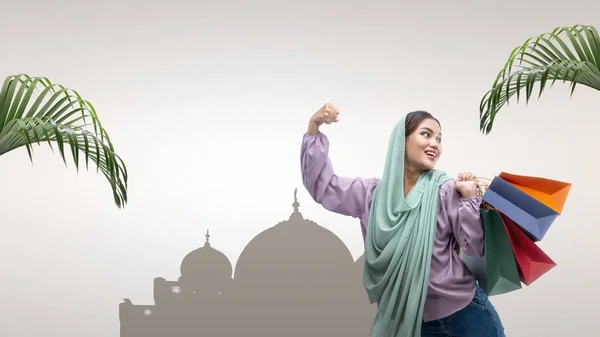 Азиатская Мусульманка Платке Держащая Сумки Покупками Цветном Фоне — стоковое фото