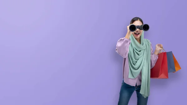 Mujer Musulmana Asiática Pañuelo Para Cabeza Mirando Través Binoculares Mientras — Foto de Stock