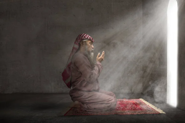 Muslim Pria Dengan Jenggot Mengenakan Keffiyeh Dengan Agal Berdoa Sambil — Stok Foto