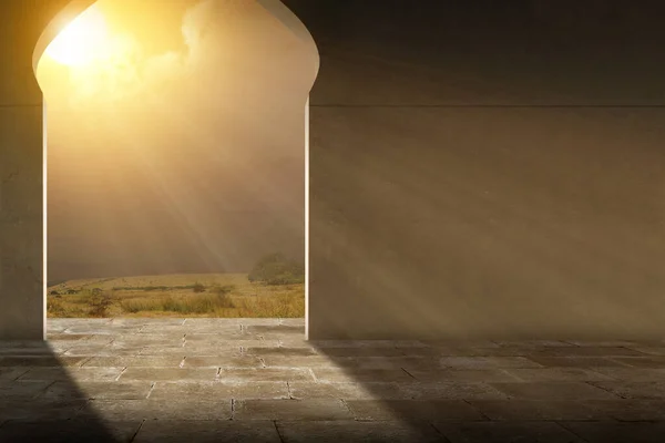 Gündoğumu Gökyüzü Arkaplanlı Bir Cami Kapısı — Stok fotoğraf