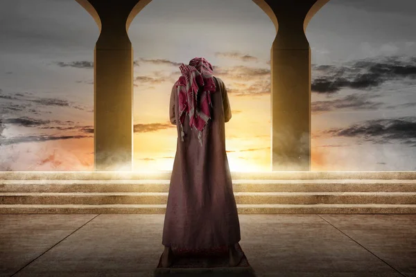 Muszlim Férfi Szakállal Visel Keffiyeh Agal Imádkozó Helyzetben Salat Ima — Stock Fotó