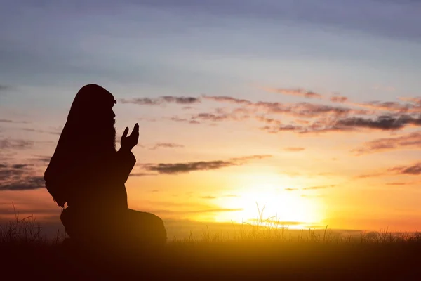Sakallı Bir Müslüman Adamın Silueti Günbatımı Sahnesiyle Kaldırırken Dua Ederken — Stok fotoğraf