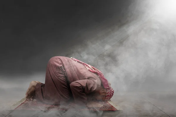 Мусульманин Бородой Носит Кеффийе Агалом Молитвенном Положении Молитва Молитвенном Ковре — стоковое фото