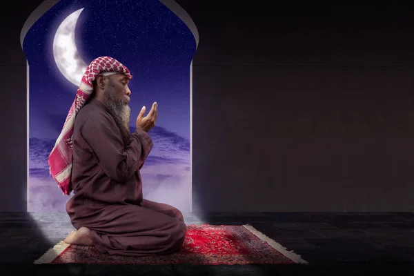 Sakallı Müslüman Bir Adam Caminin Önünde Kaldırırken Agzlı Bir Şekilde — Stok fotoğraf