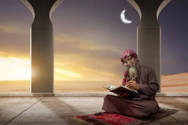 Muslim Muž Vousy Nosí Keffiyeh Agal Sedí Čtení Koránu Modlitebním — Stock fotografie