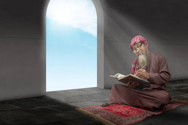 Muszlim Férfi Szakállal Visel Keffiyeh Agal Olvassa Koránt Imaszőnyegen Belül — Stock Fotó