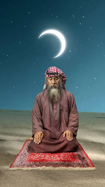예라는 턱수염을 모슬렘 남자가아 갈을입고 배경을 위에서 기도하는 자세를 취하고 — 스톡 사진