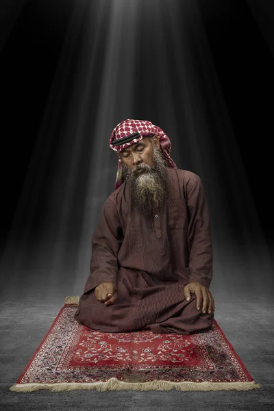 Homem Muçulmano Com Barba Vestindo Keffiyeh Com Ágata Posição Oração — Fotografia de Stock
