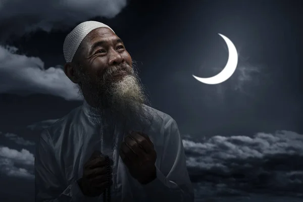 Мусульманин Бородой Белой Кепке Молится Четками Руках Фоне Ночной Сцены — стоковое фото