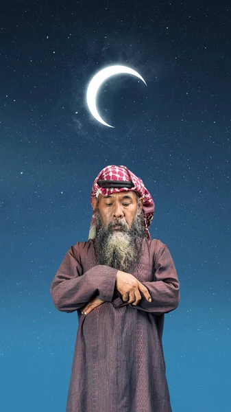 Muszlim Férfi Szakállal Visel Keffiyeh Agal Imádkozó Helyzetben Salat Éjszakai — Stock Fotó