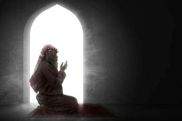 Hombre Musulmán Con Barba Vestida Keffiyeh Con Agal Oración Mientras —  Fotos de Stock