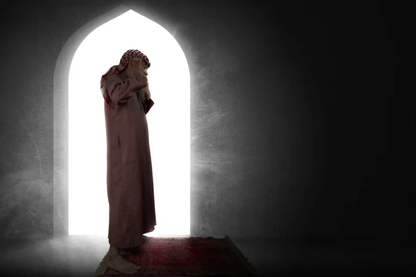 Мусульманин Бородою Кефії Агалом Молитовному Положенні Салат Килимку Мечеті — стокове фото
